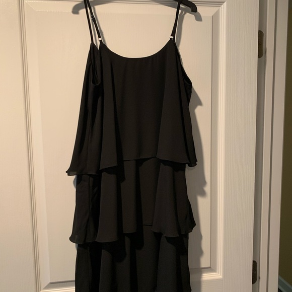 VERSONA LAYERED DRESS SIZE MEDIUM IN BLACK NWT! - Picture 2 of 2